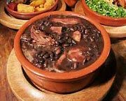 A feijoada é um prato típico brasileiro de muito sucesso. Feijoada Brasileira